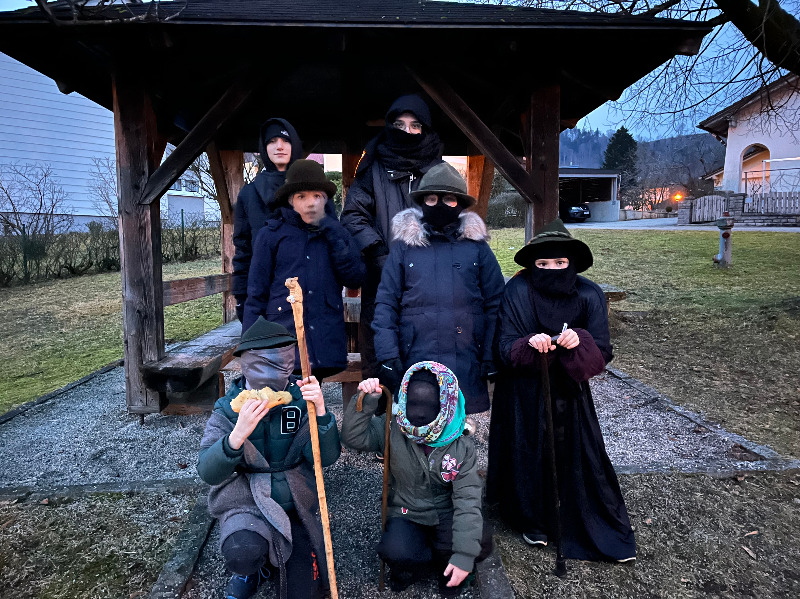Die jungen Burschen und Dirndl des Trachtenvereins D’Freudenseer waren am Vorabend des Dreikönigstags beim Rauhnudelbetteln in Raßreuth unterwegs. (Foto: Möckl)
